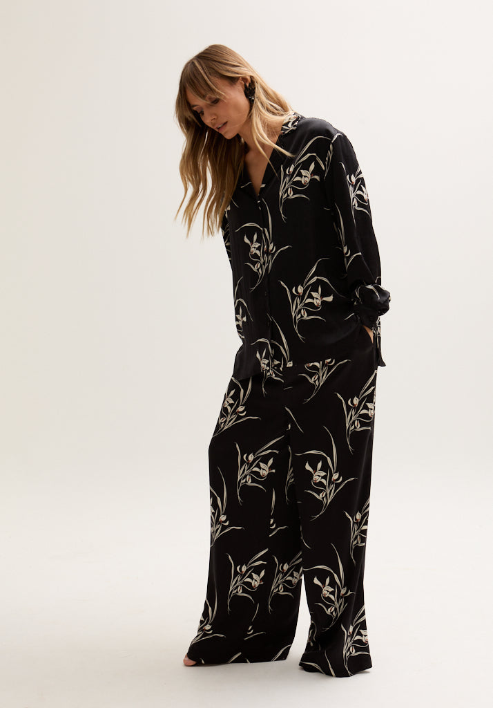 Lillibet Large Floral Print Shirt In Black