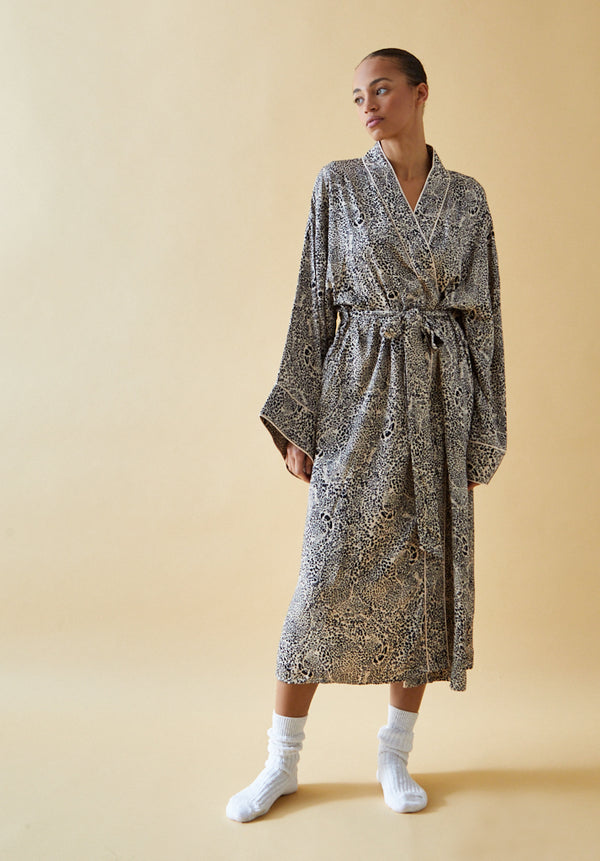 Corinna Robe Hidden Leoprad