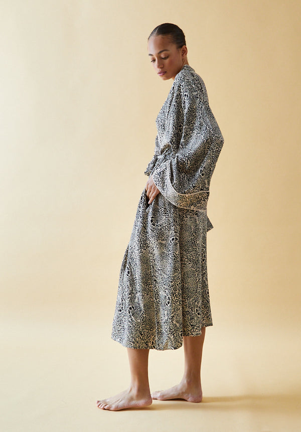 Corinna Robe Hidden Leoprad