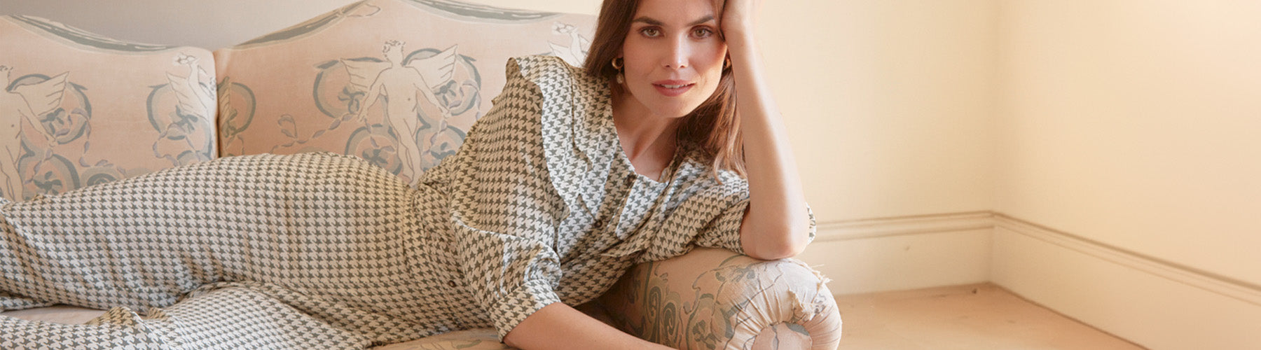 Relaxed wide-leg Leon trouser in houndstooth print, paired with a matching collared blouse in houndstooth print. 